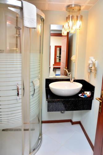 Standard Double Room image 5