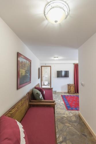 1 queen bed, 2 sofa beds