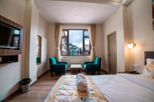 Deluxe Twin Room image 3