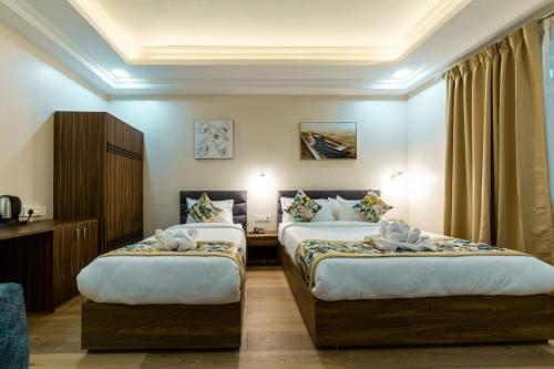 Deluxe Family Room image 4