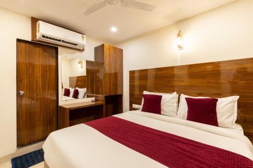 Deluxe Double Room image 10