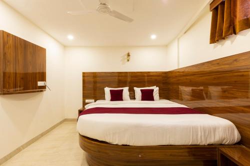 Deluxe Double Room image 9