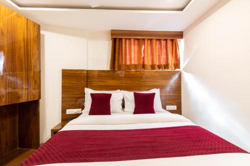Deluxe Double Room image 7