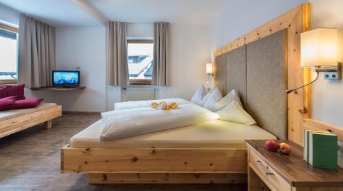 1 king bed, 2 twin beds
