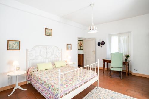  Bright APT surrounded by greenery with parking & Shared Pool in Villa Guardia