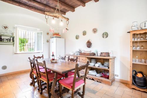  Bright APT surrounded by greenery with parking & Shared Pool in Villa Guardia