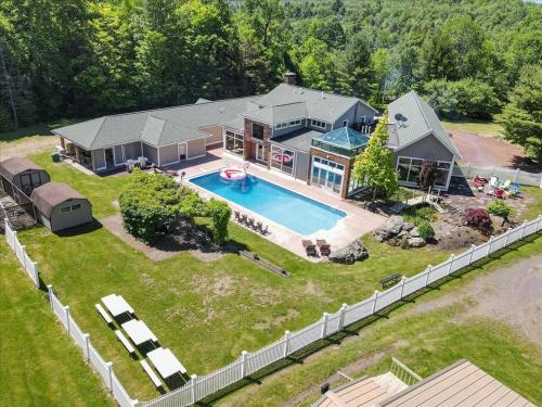 Poconos Blakeslee Luxury Castle in the Greens