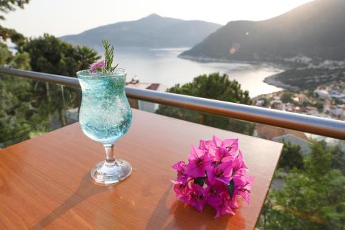 Happy Hotel - image 4