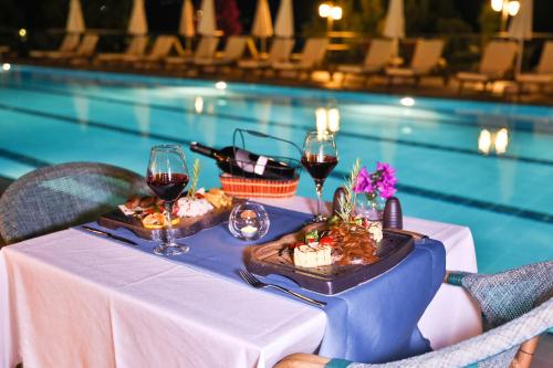 Happy Hotel - image 5