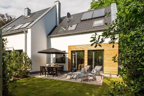 5 Sterne Wellness-Ferienhaus "Kornrade" mit Sauna, Kamin & Terrasse - ruhig am Ostseewald in Zingst in Zingst, Deutschland