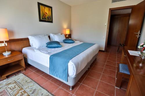 Happy Hotel - main image