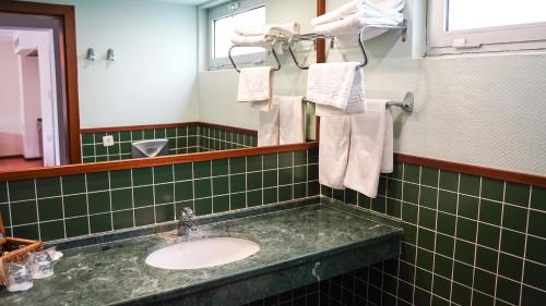 Happy Hotel - image 2