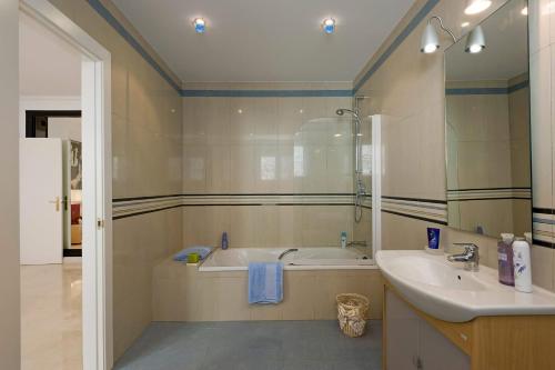 Villa Miraflores Sol by Villa Plus - image 3
