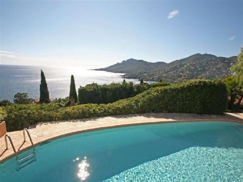 Villa 5 pièces 250 m2 sur 2 niveaux avec piscine gîte à louer Théoule-Supérieur
