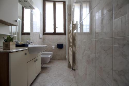 Bathroom, Appartamento lungo il Sentiero del Viandante Lecco in Galbiate