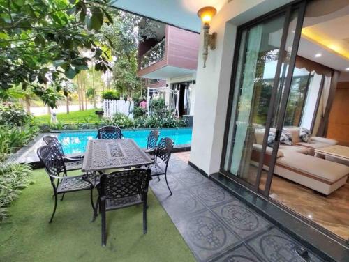 Villa 3 phòng ngủ Starsky Hoàng Quyên 9- Flamingo Đại Lải Resort- Với Bể Bơi & Ăn sáng miễn phí