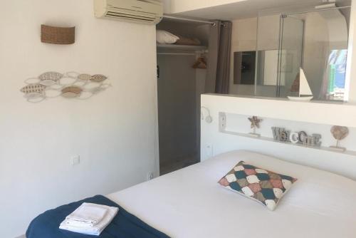 Double Room with Sea View image 3