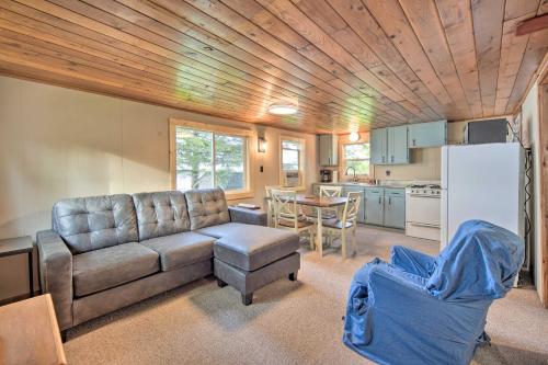 B&B Hayward - Cozy Cabin with Deck and Private Dock on Nelson Lake! - Bed and Breakfast Hayward