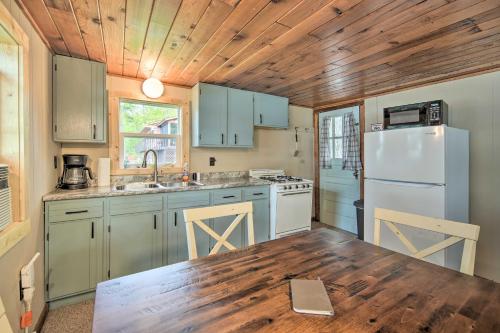 Cozy Cabin with Deck and Private Dock on Nelson Lake! in Hayward, USA