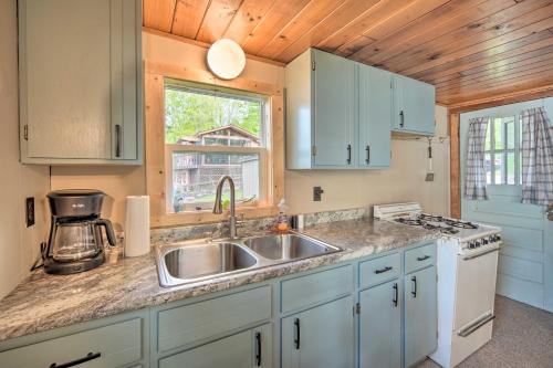 Cozy Cabin with Deck and Private Dock on Nelson Lake! in Hayward, USA
