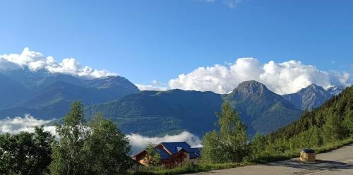 auris en oisans, vue sur le massif des ecrins