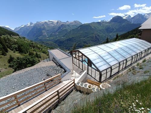 auris en oisans, vue sur le massif des ecrins