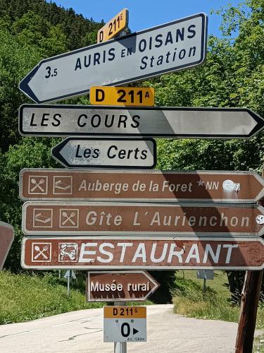 auris en oisans, vue sur le massif des ecrins