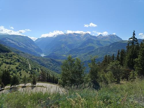 auris en oisans, vue sur le massif des ecrins