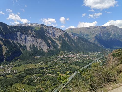 auris en oisans, vue sur le massif des ecrins