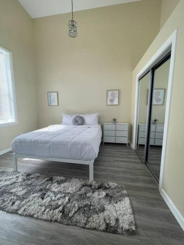 Brand New Decorative Studio Apt in Bloomfield - Apartment