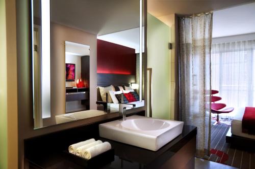 room detail thumbnail 2