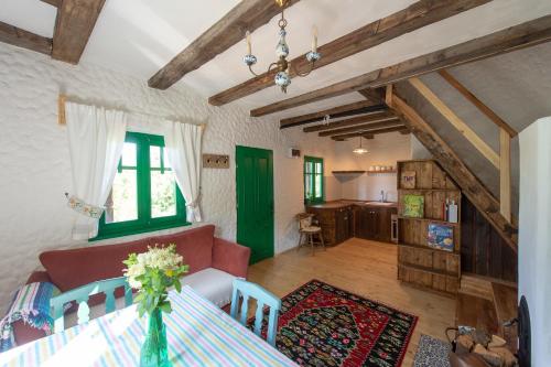 La sat - Mândră Ioană La sat - Mândră Ioană