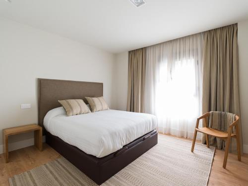 Three-Bedroom Apartment with Partial Sea Views image 7