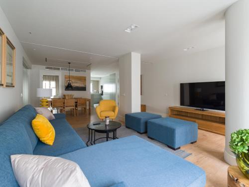 Three-Bedroom Apartment with Partial Sea Views image 5