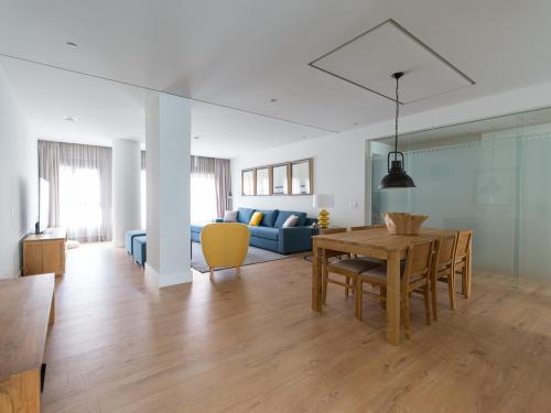 Three-Bedroom Apartment with Partial Sea Views image 3