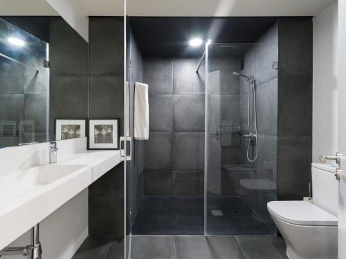 Three-Bedroom Apartment with Partial Sea Views image 1