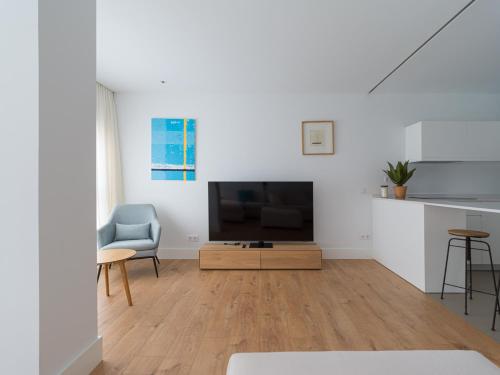 One-Bedroom Apartment with Partial Sea Views image 9