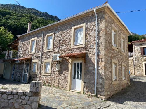 Studio Lakis Barbajonn's Stone House