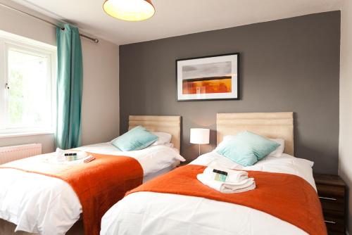 Comfortable Contractor House Gatwick: sleeps 6+ - Apartment - Ifield