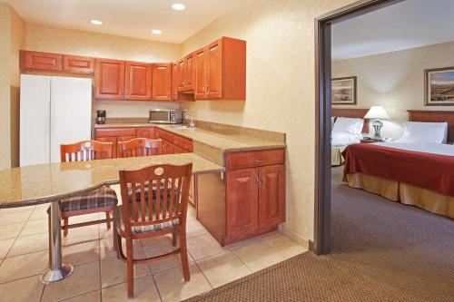 Holiday Inn Express Hotel & Suites Barstow, an IHG Hotel