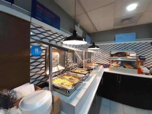 Holiday Inn Express Trincity By IHG - 식음료(F&B)