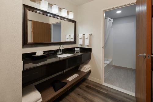 American Inn & Suites - image 6
