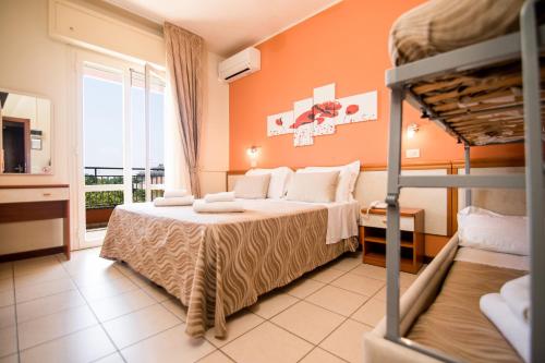 Unique Hotel - image 4