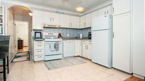 Konyha, Molokai Island Retreat with Beautiful Ocean Views and Pool - Newly Remodeled! in Ualapue (HI)