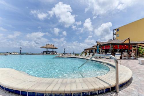 Beach Condo Beach Front, Huge Outdoor Pool, Heated Indoor Pool, Kiddie Pool, Tiki Bar in Daytona Beach Shores, USA