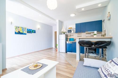 1 queen bed, 1 sofa bed