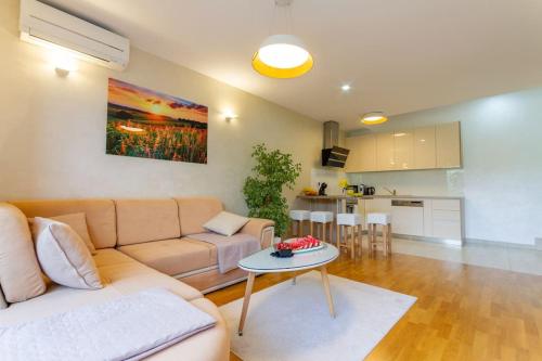 Apartment NADUNO 2min walk to beach, Split (Foto 2)