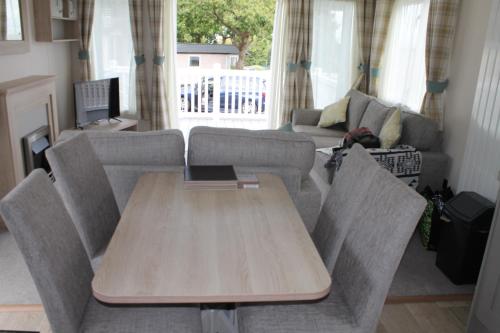 luxury new 3 bed caravan with stunning sea view on private beach in Thorness bay in West Wight
