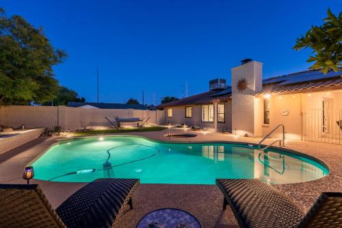Cozy Phoenix Home Heated Pool & Spa with King Beds