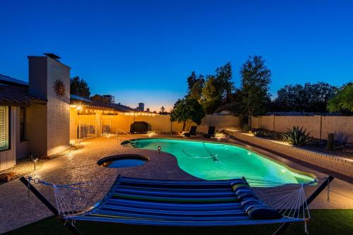 Cozy Phoenix Home Heated Pool & Spa with King Beds